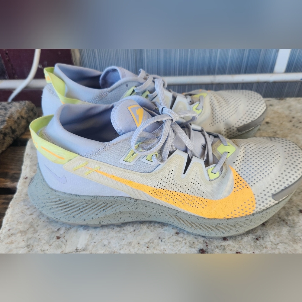 Nike Light Gray and Neon Yellow Sneakers Size Womens 12